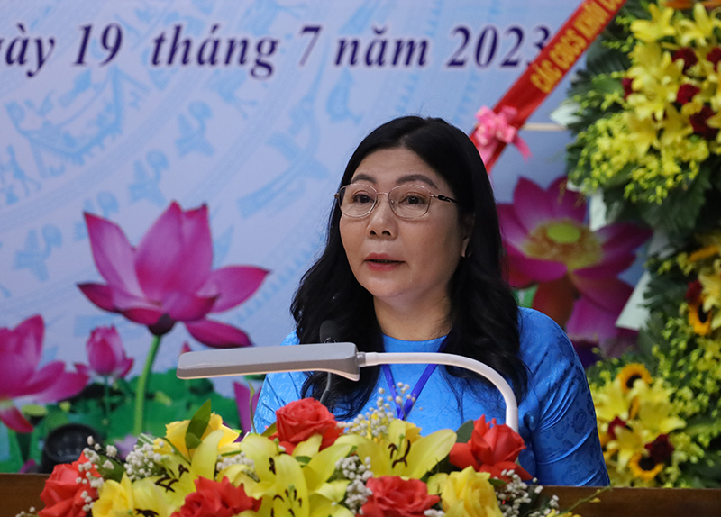 Đồng chí Chủ tịch CĐVC tỉnh Ngô Thị Mỹ Bình phát biểu khai mạc Đại hội.