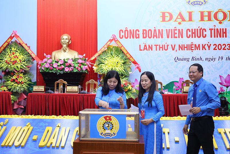 Các đồng chí trong Đoàn Chủ tịch bỏ phiếu bầu Ban Chấp hành CĐVC tỉnh khóa V.
