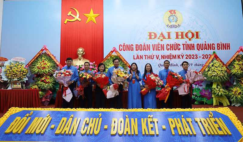 Đồng chí Chủ tịch CĐVC tỉnh Ngô Thị Mỹ Bình tặng hoa các đồng chí Ủy viên Ban Chấp hành, Ủy ban Kiểm tra CĐVC tỉnh khóa IV không tái cử.
