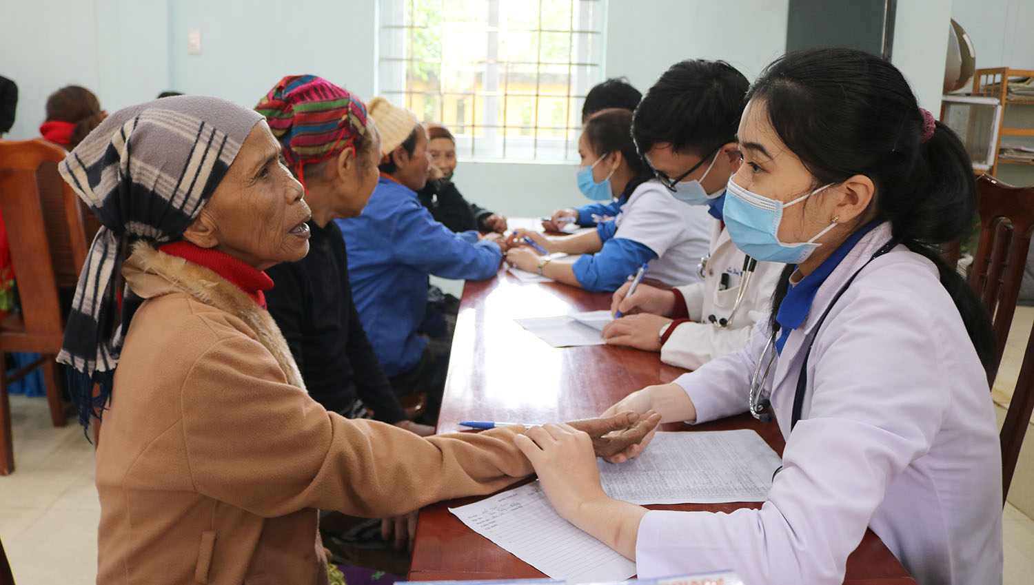 Sức khỏe đồng bào dân tộc thiểu số và miền núi được quan tâm chăm lo.