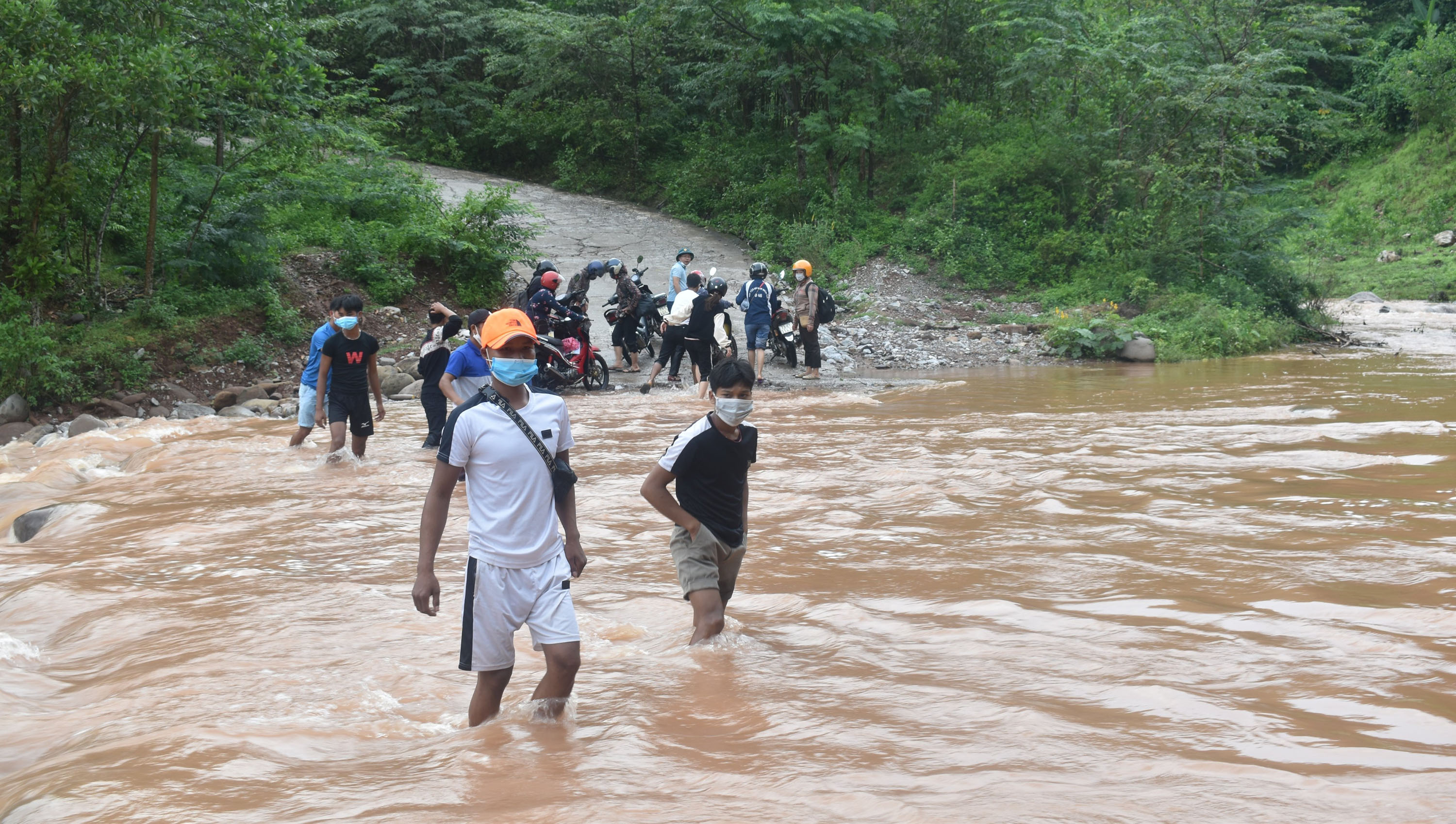 Con đường độc đạo dẫn về hai bản Lòm-K.Chăm, Dộ-Tà Vờng thường xuyên bị chia cắt vào mùa mưa bão.
