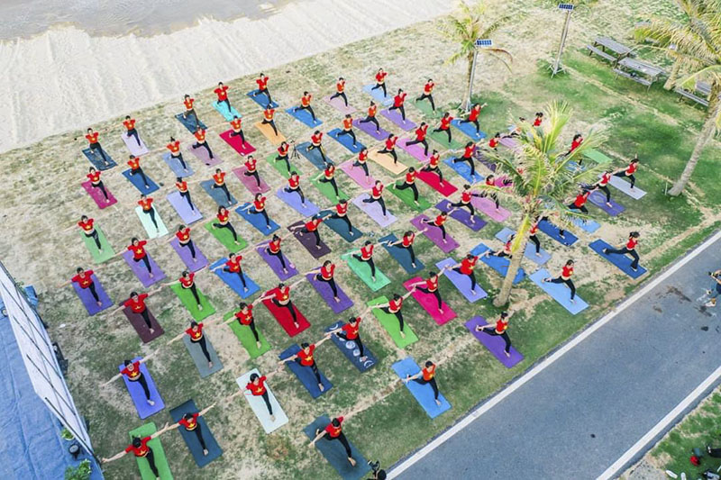 Những buổi tập ngoài trời của CLB Yoga Sức sống mới luôn thu hút rất đông học viên tham gia