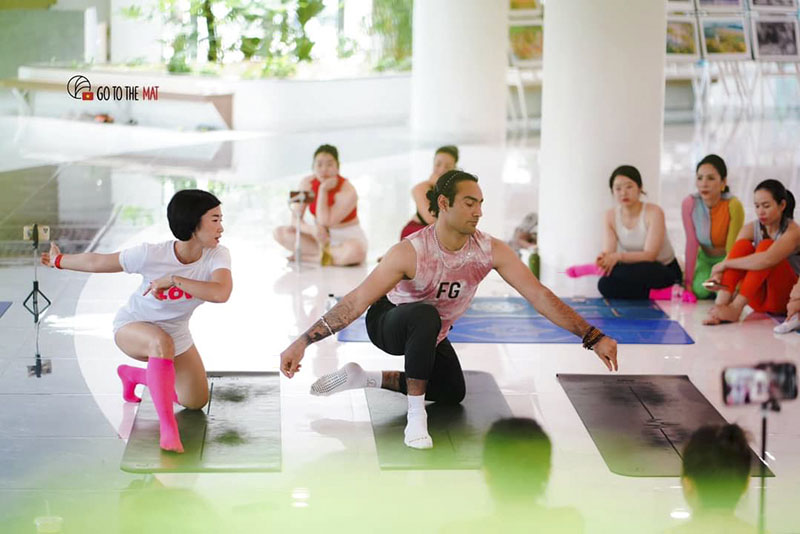 Huấn luyện viên Bikramjit Singh Deol hướng dẫn tư thế cho học viên