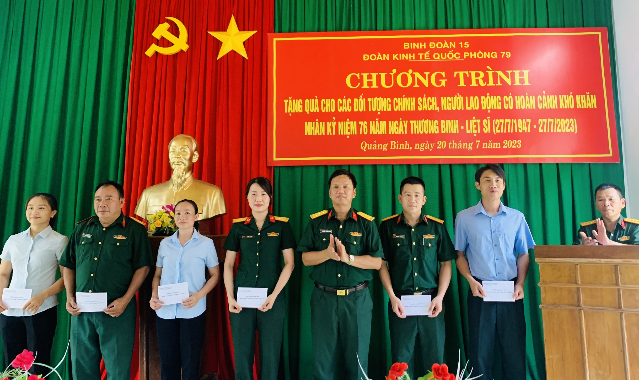 Đại diện Ban Chỉ huy Đoàn KT-QP 79 trao quà cho thân nhân các gia đình chính sách đang công tác tại đợn vị.