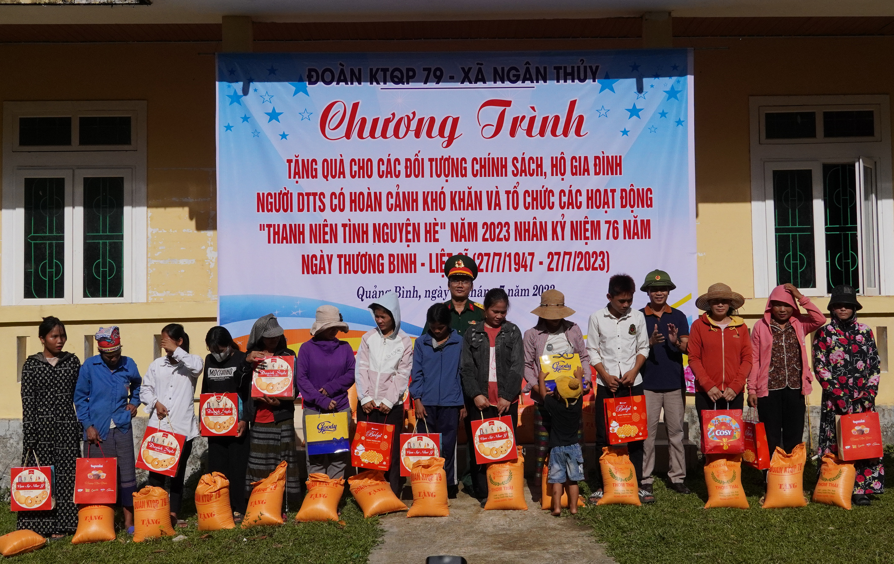 Đại diện Ban Chỉ huy Đoàn KT-QP 79 trao quà cho các hộ dân bản Khe Sung, xã Ngân Thủy(Lệ Thủy).