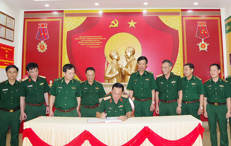 Thượng tướng Võ Minh Lương ghi sổ lưu niệm và tham quan tại Phòng Truyền thống BĐBP tỉnh.
