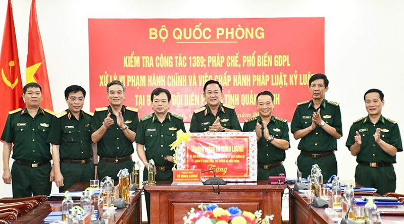 Thượng tướng võ Minh Lương tặng quà động viên cán bộ, chiến sĩ Bộ Chỉ huy BĐBP tỉnh. 