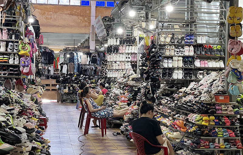 Từ đầu năm đến nay, các quầy hàng ở tầng 2 chợ Nam Lý thường xuyên trong tình trạng ế ẩm.