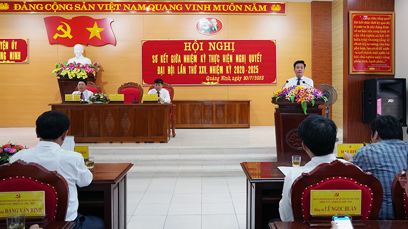 Đồng chí Bí thư huyện uỷ Quảng Ninh Trần Quốc Tuấn phát biểu tại hội nghị.