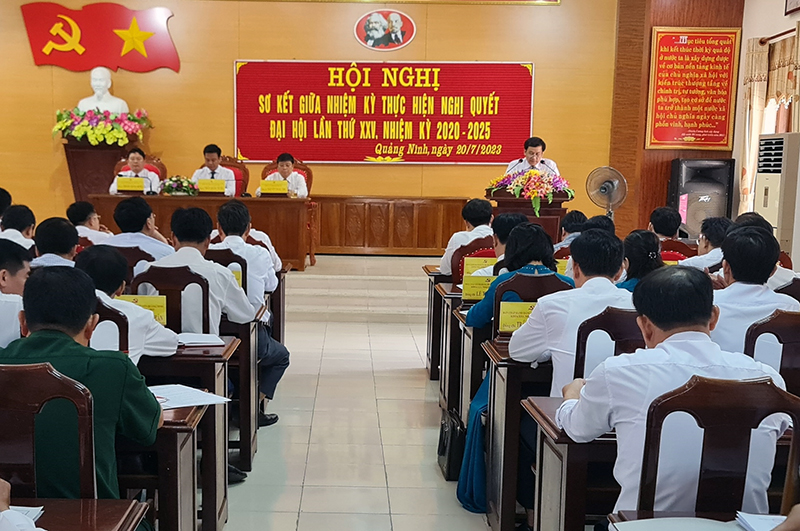Các đại biểu tham luận tại hội nghị.