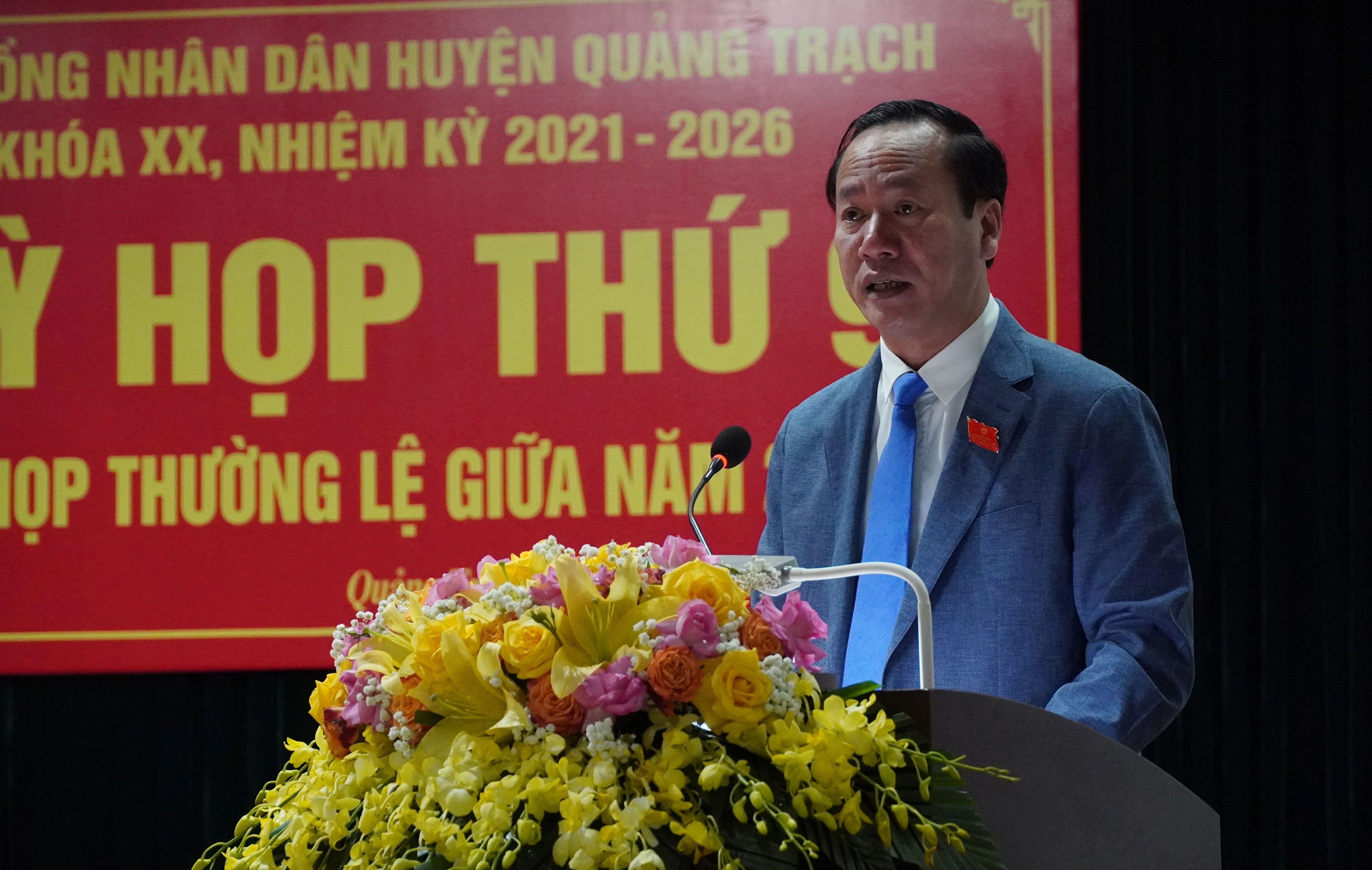 Đồng chí Bí thư Huyện ủy Quảng Trạch Nguyễn Xuân Đạt phát biểu khai mạc kỳ họp.