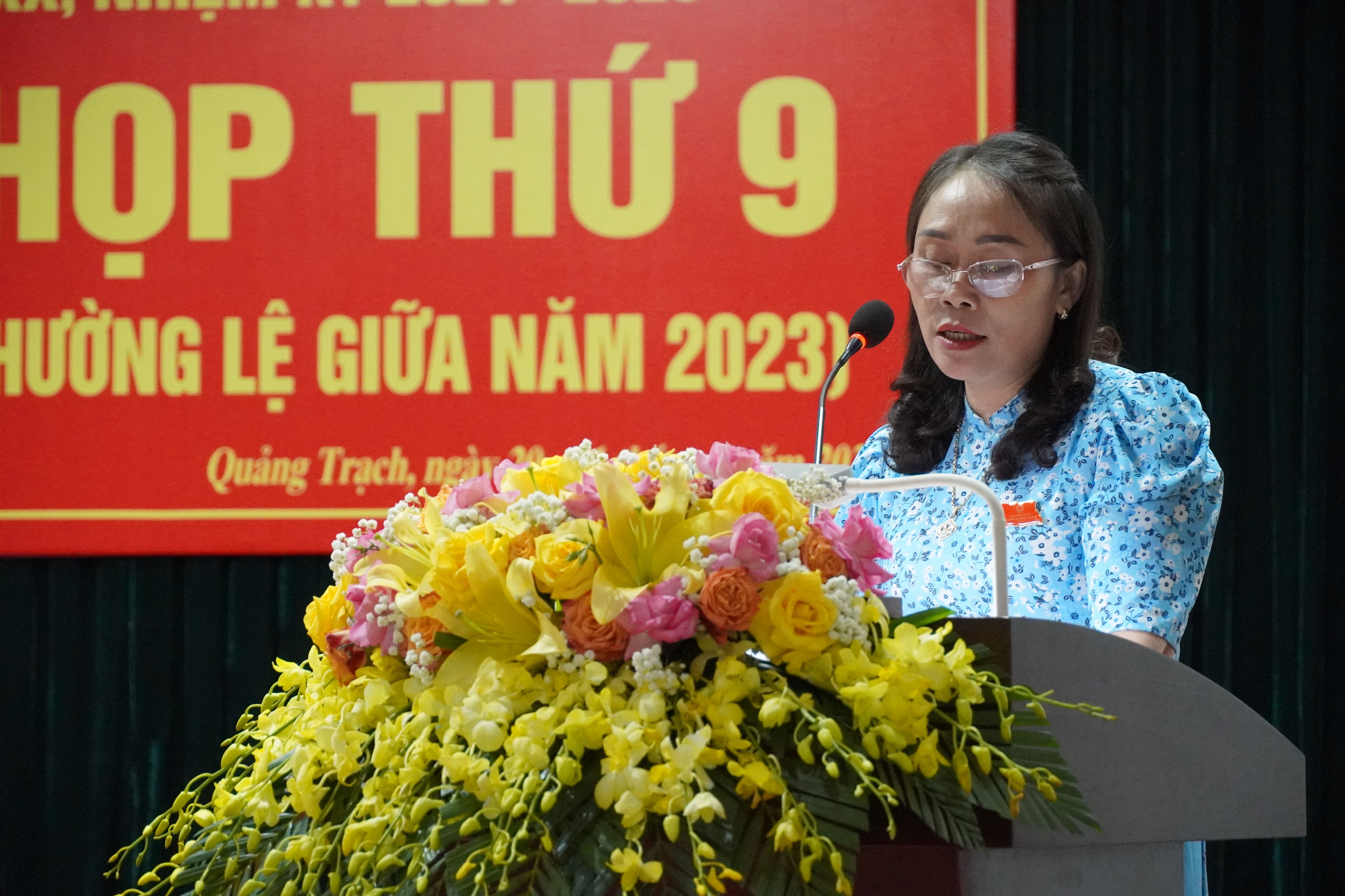 Đại biểu thảo luân tại kỳ họp.