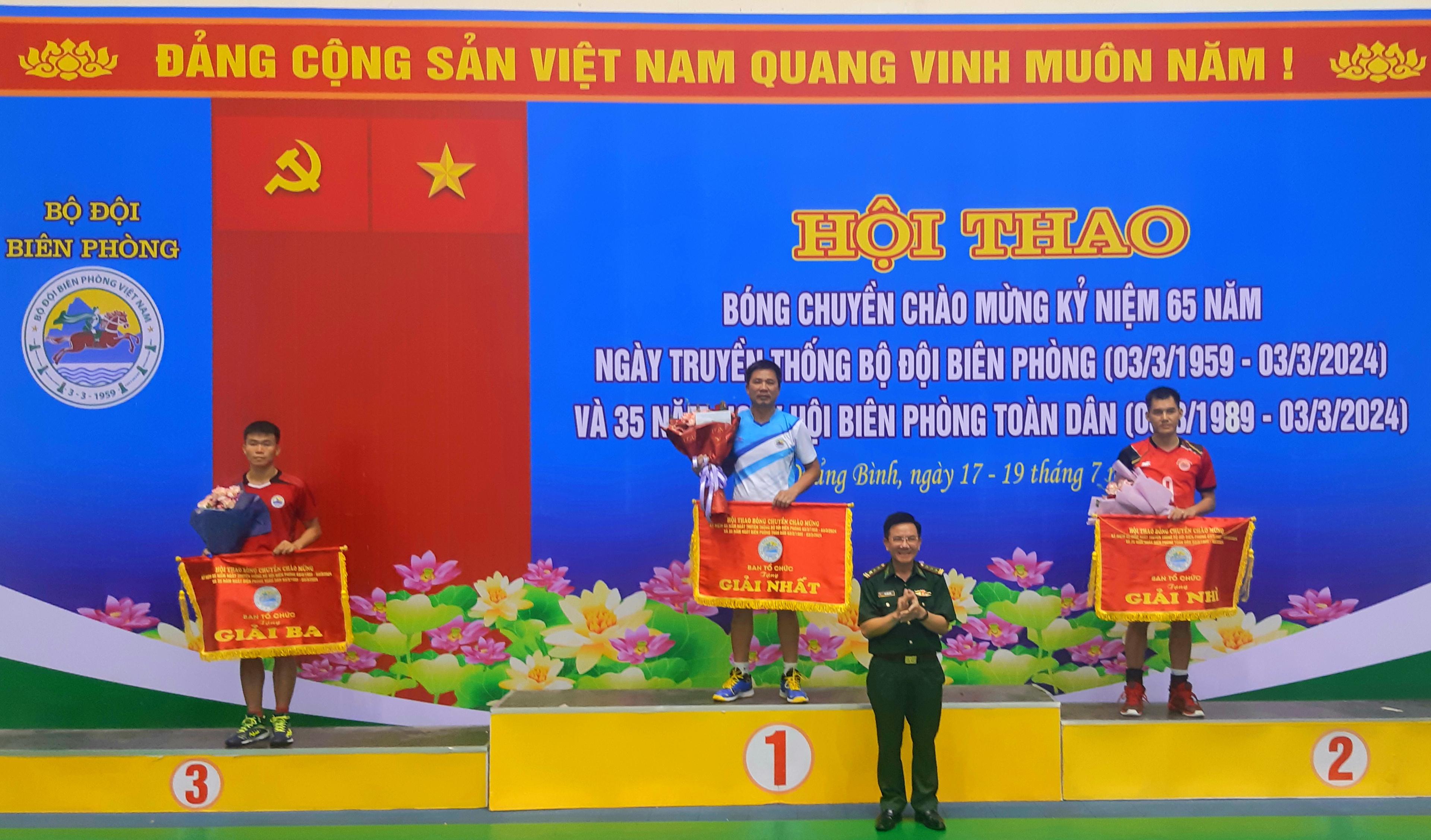 Đồng chí Thượng tá Ngô Minh Điền Phó Chính ủy BĐBP tỉnh trao giải cho các đội bóng.