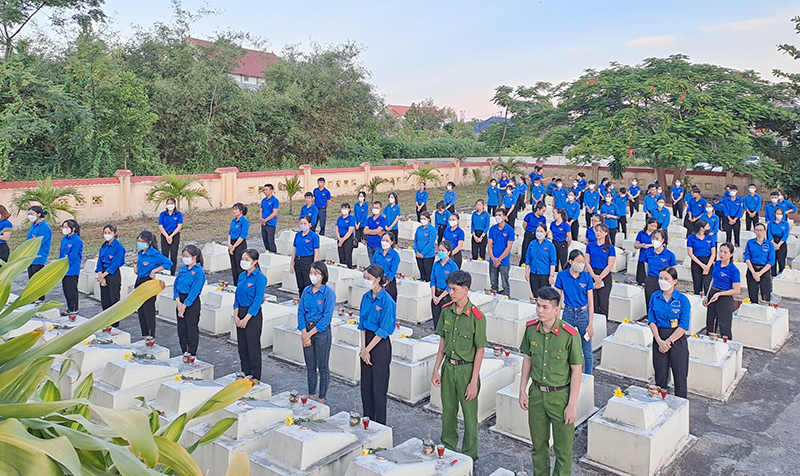 Đoàn viên, thanh niên thắp nến tri ân tại nghĩa trang liệt sỹ.  