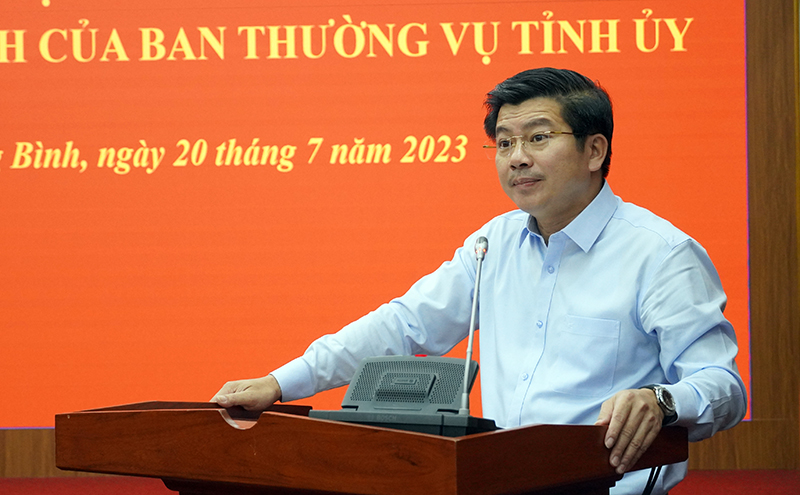 Đồng chí Trưởng ban Tổ chức Tỉnh ủy Trần Vũ Khiêm công bố các quyết định 