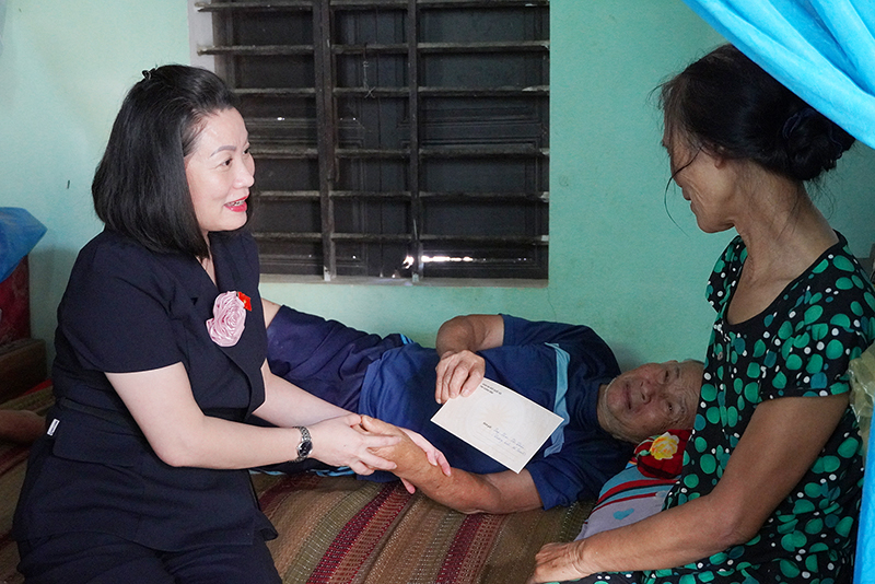  Đồng chí Phó Trưởng đoàn ĐBQH tỉnh Nguyễn Minh Tâm thăm gia đình thương binh Phan Văn Thiệu (thị trấn Hoàn Lão, Bố Trạch).