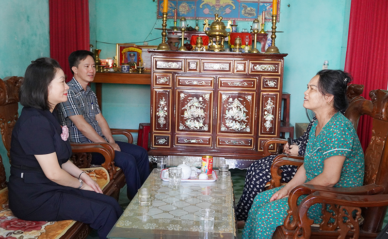 Thăm hỏi tình hình cuộc sống gia đình liệt sỹ Phạm Văn Thái (phường Hải Thành, Đồng Hới).