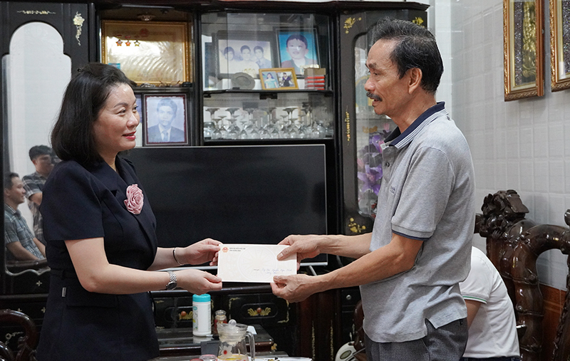 Đồng chí Nguyễn Minh Tâm thăm, tặng quà cho gia đình anh Nguyễn Minh Ngọc bị nhiễm chất độc dioxin (phường Đồng Hải, Đồng Hới).
