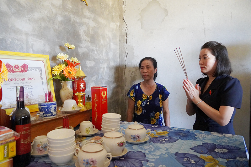 Đồng chí Nguyễn Minh Tâm thắp hương tri ân liệt sỹ Đặng Tiến Dũng (xã Đức Ninh, Đồng Hới).