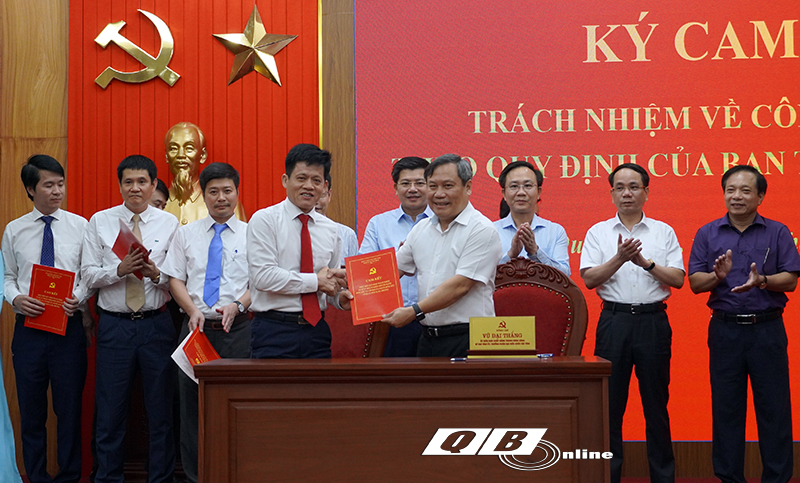 Đồng chí Bí thư Tỉnh ủy Vũ Đại Thắng trao quyết định cho đồng chí Chủ nhiệm Ủy ban Kiểm tra Tỉnh ủy Lê Văn Bảo.