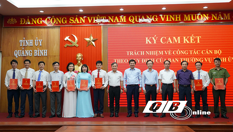 Đồng chí Bí thư Tỉnh ủy Vũ Đại Thắng trao quyết định cho các đồng chí cán bộ được hiệp y, điều động, bổ nhiệm.