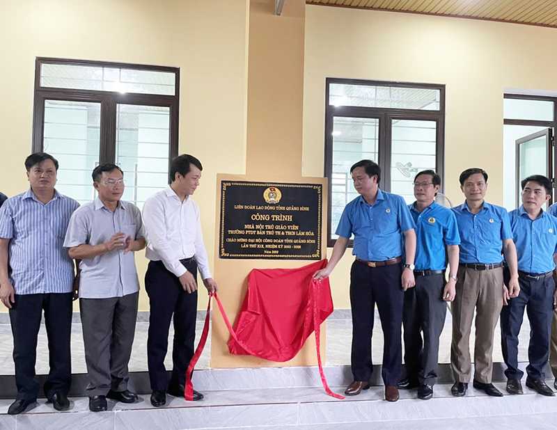 Các đồng chí lãnh đạo huyện Tuyên Hóa và LĐLĐ tỉnh thực hiện nghi lễ gắn biển công trình nhà nội trú giáo viên Trường PTDT bán trú tiểu học và THCS Lâm Hoá.