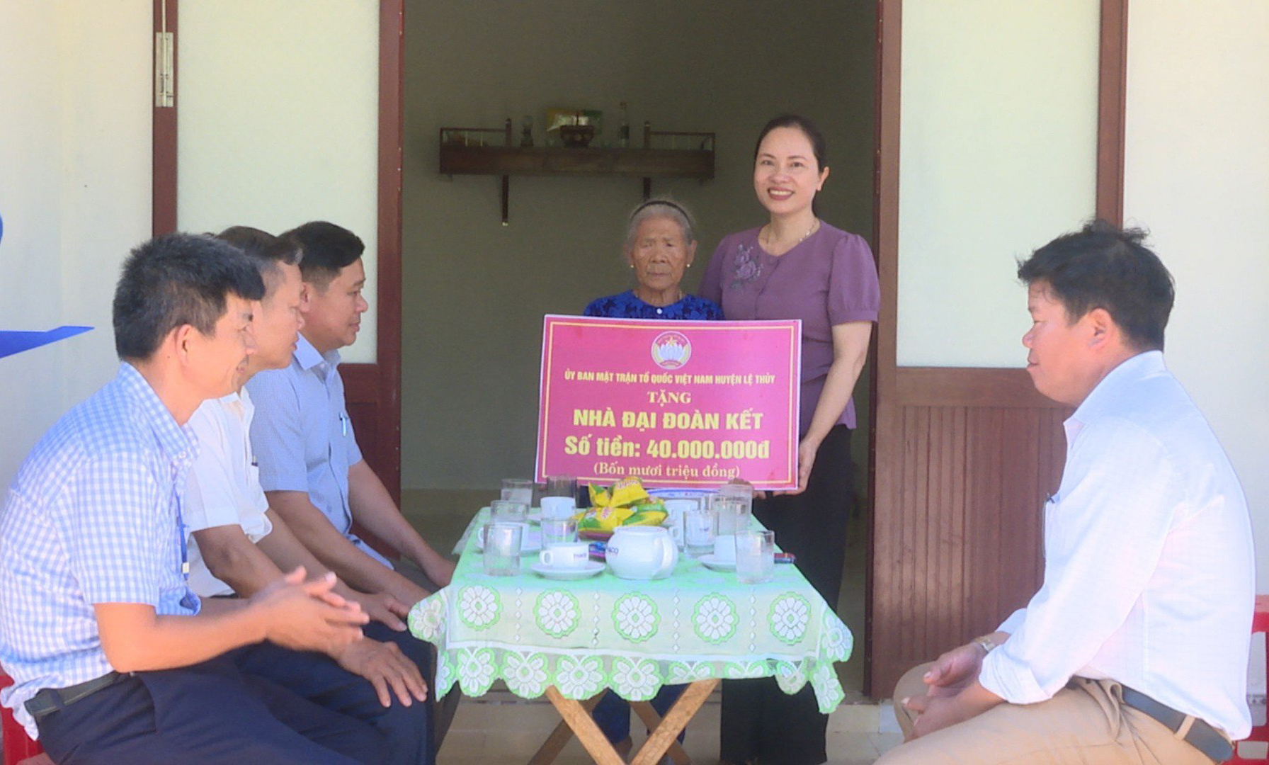 Đại diện lãnh đạo Ủy ban MTTQVN huyện Lệ Thủy trao tiền hỗ trợ làm nhà  