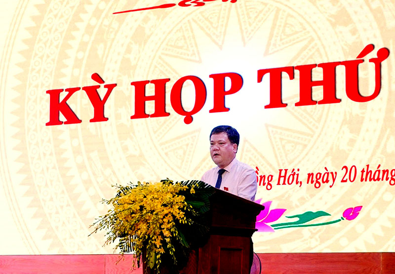 Đồng chí Trần Phong, Ủy viên Ban Thường vụ Tỉnh ủy, Bí thư Thành ủy Đồng Hới, Chủ tịch HĐND thành phố phát biểu bế mạc kỳ họp.