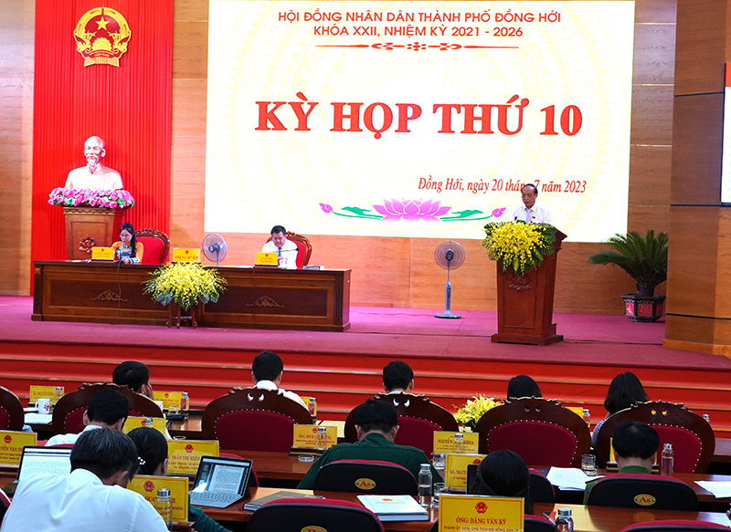 Đại biểu thảo luận tại kỳ họp.