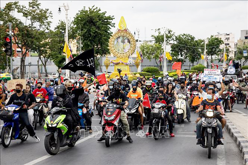 Tuần hành kêu gọi các thượng nghị sĩ bỏ phiếu cho ứng cử viên Thủ tướng của đảng Tiến bước (MFP) Pita Limjaroenrat tại Bangkok, Thái Lan ngày 16/7/2023. Ảnh: AFP/TTXVN