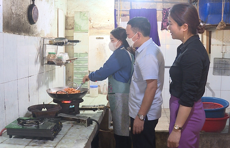 Lực lượng chức năng kiểm tra việc bảo đảm ATVSTP tại các cơ sở kinh doanh, sản xuất.