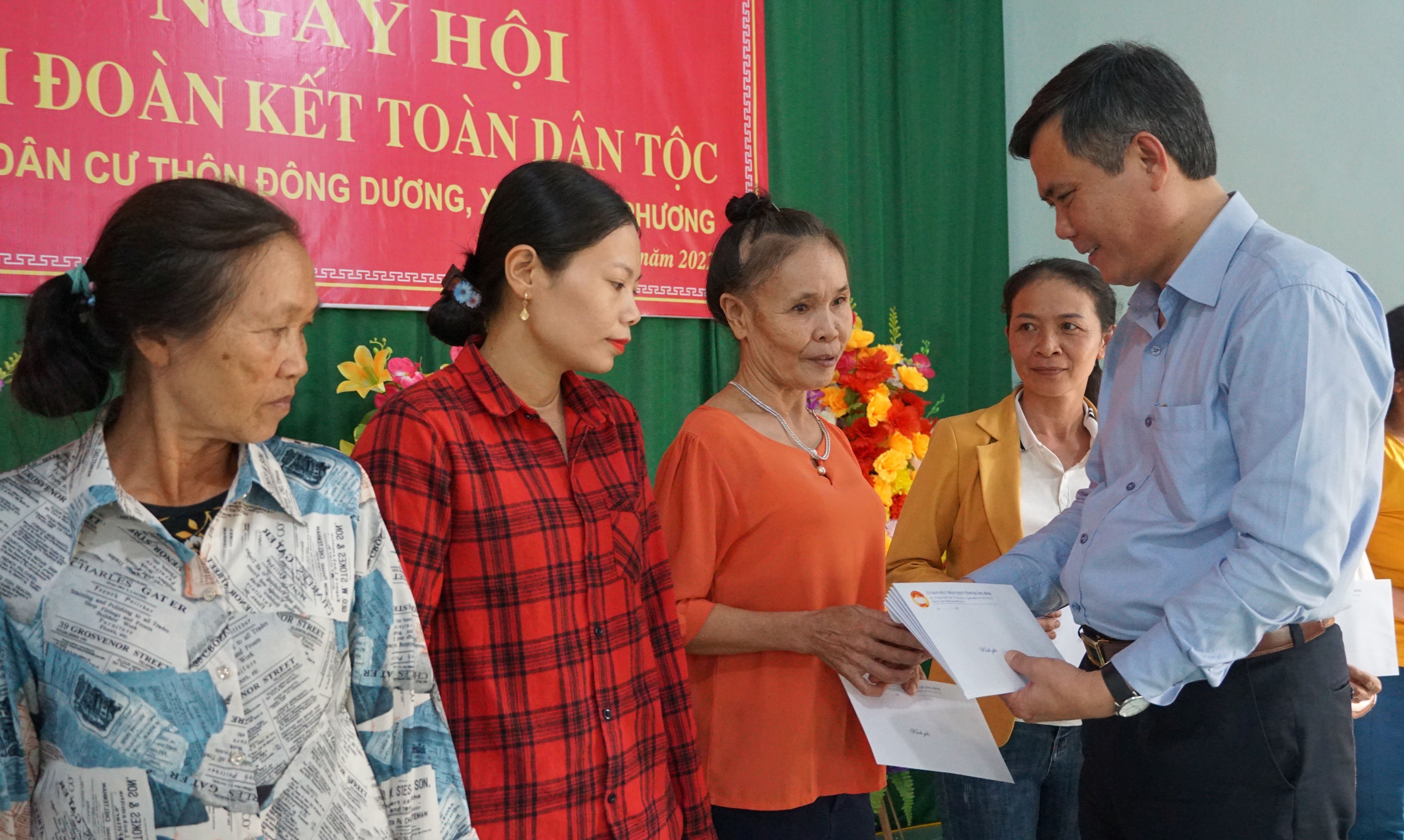 Đồng chí Chủ tịch UBND tỉnh Trần Thắng tặng quà cho các gia đình có hoàn cảnh khó khăn ở thôn Đông Dương (xã Quảng Phương, Quảng Trạch).   