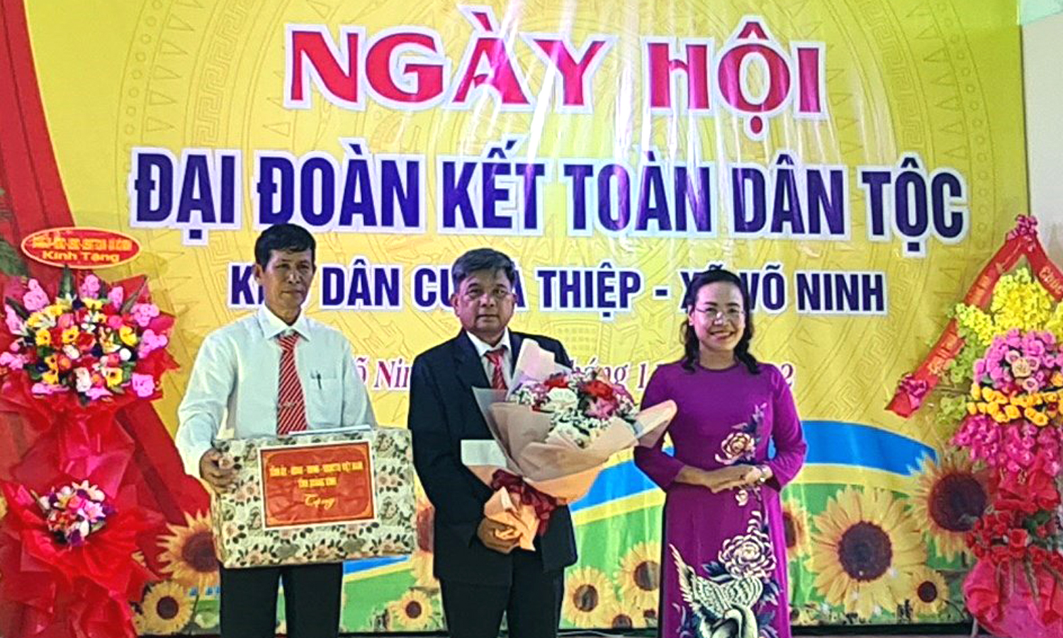 Đồng chí Chủ tịch Ủy ban MTTQVN tỉnh Phạm Thị Hân tặng hoa và quà cho cán bộ và nhân dân KDC Hà Thiệp (xã Võ Ninh, Quảng Ninh) nhân dịp ngày hội.