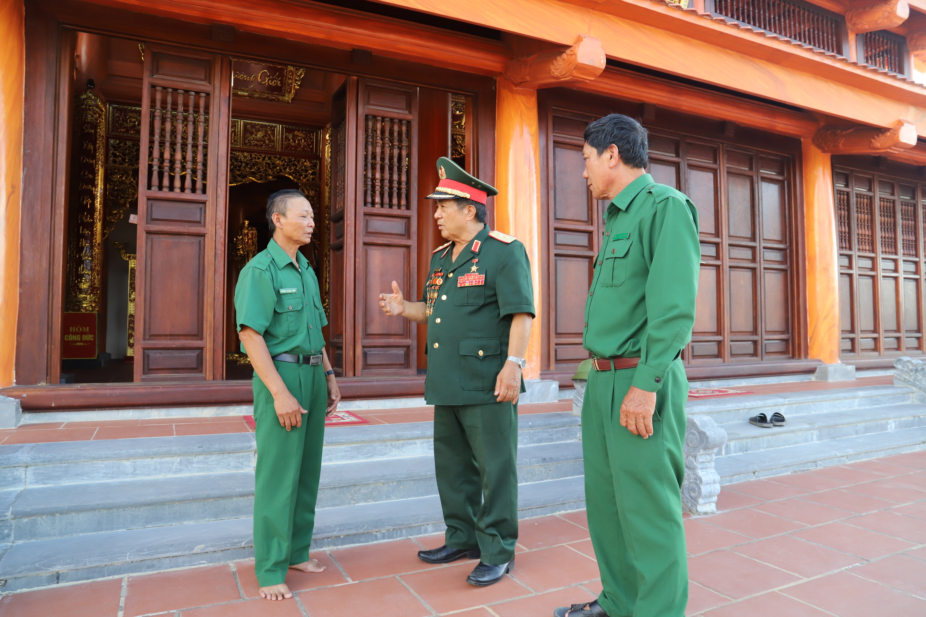 Trung tướng, Anh hùng lực lượng vũ trang nhân dân Đoàn Sinh Hưởng thăm Đền tưởng niệm liệt sỹ Trường Sơn-đường 20 Quyết Thắng, trọng điểm Cà Roòng-ATP.