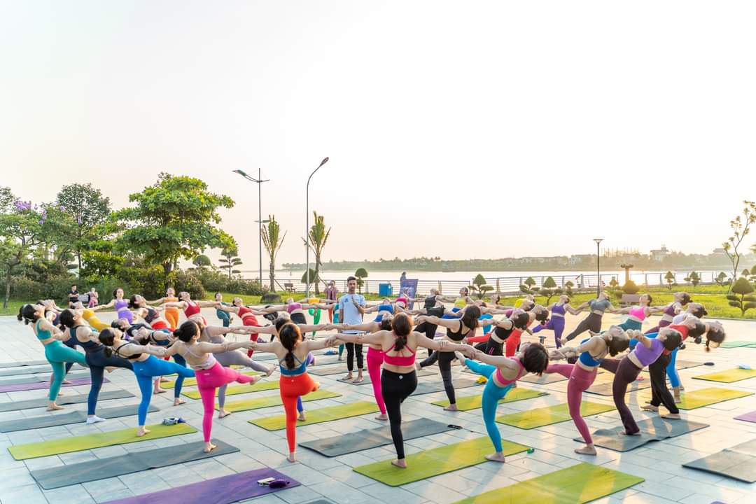 Huấn luyện viên hướng dẫn tư thế cho học viên.
