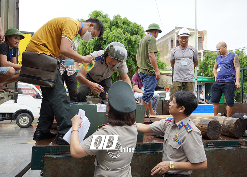 Các lực lượng chức năng tiến hành niêm phong, di dời tài sản trong nhà ông Phan Văn S. và bà Lê Thị Thúy H. theo quy định.