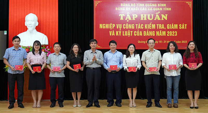 Đồng chí Bí thư Đảng ủy Khối các cơ quan tỉnh Nguyễn Thanh Lam biểu dương 10 học viên có thành tích trong học tập và rèn luyện.