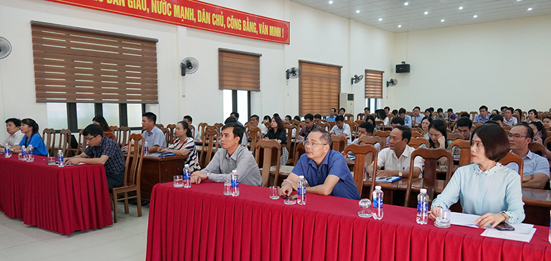 Các đại biểu dự lễ bế giảng.