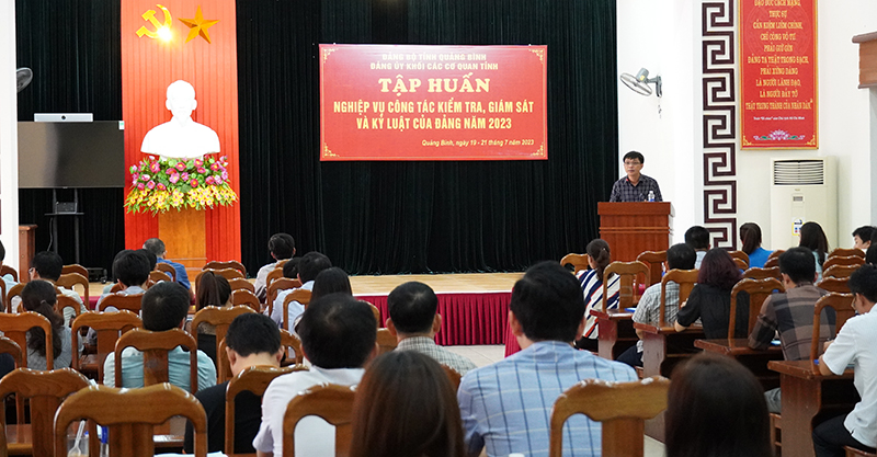 Lãnh đạo Đảng ủy Khối các cơ quan tỉnh phát biểu tại lễ bế giảng.