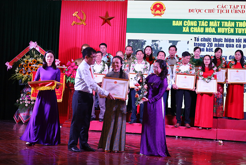 Đồng chí Phó Chủ tịch Thường trực UBND tỉnh Đoàn Ngọc Lâm và đồng chí Chủ tịch Ủy ban MTTQVN tỉnh Phạm Thị Hân trao bằng khen của UBND tỉnh cho tập thể, cá nhân.