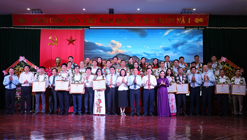  Các đồng chí lãnh đạo Ủy ban Trung ương MTTQVN và lãnh đạo tỉnh chúc mừng các tập thể, cá nhân được Chủ tịch UBND tỉnh tặng bằng khen.