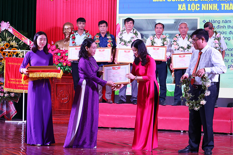 Đồng chí Phó Chủ tịch Thường trực UBND tỉnh Đoàn Ngọc Lâm và đồng chí Chủ tịch Ủy ban MTTQVN tỉnh Phạm Thị Hân trao bằng khen của Ủy ban MTTQVN tỉnh cho tập thể, cá nhân.