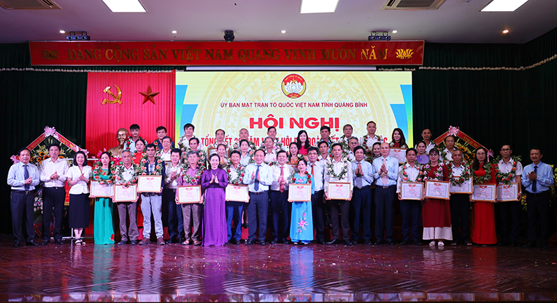 Các đồng chí lãnh đạo Ủy ban Trung ương MTTQVN và lãnh đạo tỉnh chúc mừng các tập thể, cá nhân được Ủy ban MTTQVN tỉnh tặng bằng khen.