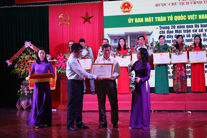 -9;Đồng chí Phó Chủ tịch Thường trực UBND tỉnh Đoàn Ngọc Lâm và đồng chí Chủ tịch Ủy ban MTTQVN tỉnh Phạm Thị Hân trao bằng khen của UBND tỉnh cho tập thể, cá nhân.