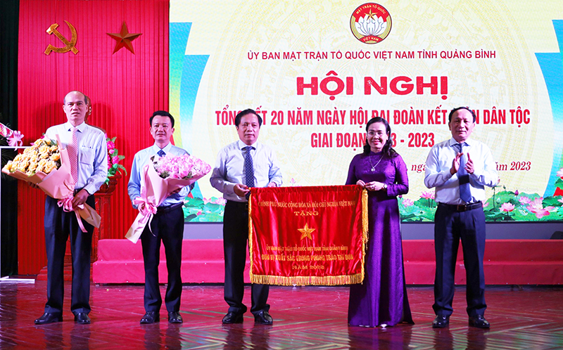 Thừa ủy quyền của Thủ tướng Chính phủ, đồng chí Phó Bí thư Thường trực Tỉnh ủy Trần Hải Châu trao cờ thi đua cho Ủy ban MTTQVN tỉnh.