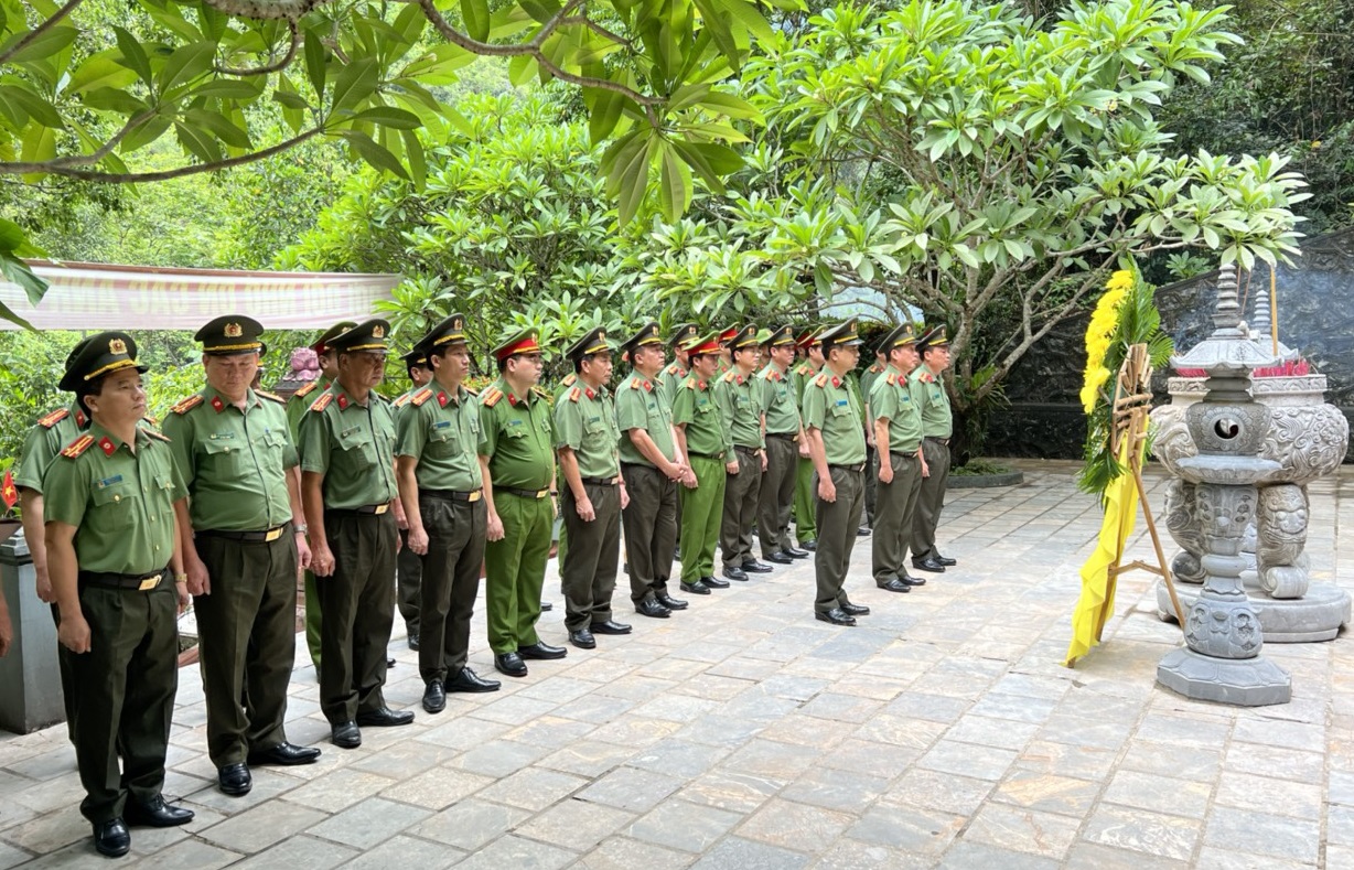 Đoàn công tác của Công an tỉnh đặt vòng hoa, dâng hương tưởng niệm tại Đền tưởng niệm các Anh hùng liệt sỹ đường 20 Quyết Thắng.