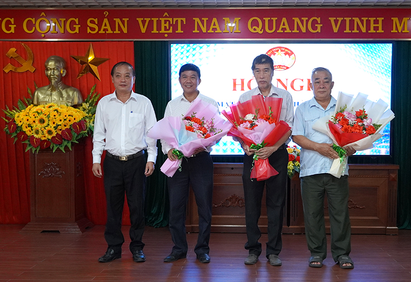 Chủ tịch Ủy ban MTTQVN thành phố Trần Thanh Sơn trao hoa và quà tặng các đồng chí thôi Ủy viên Ủy ban MTTQVN TP. Đồng Hới khóa XVII, nhiệm kỳ 2019-2024.