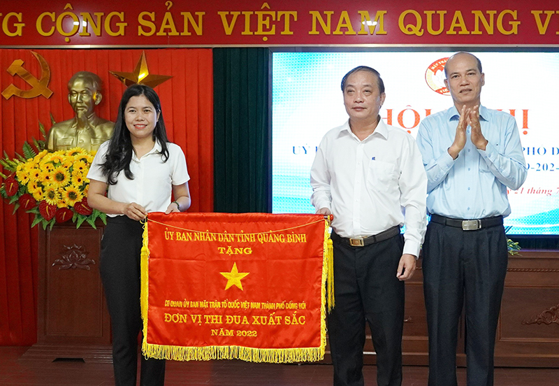 Đại diện lãnh đạo Ủy ban MTTQVN tỉnh trao cờ đơn vị thi đua xuất sắc năm 2022 của UBND tỉnh tặng Ủy ban MTTQVN thành phố.