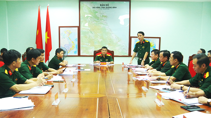 Đại tá Đinh Xuân Hướng, Chính ủy Bộ Chỉ huy Quân sự tỉnh phát biểu tại hội nghị.