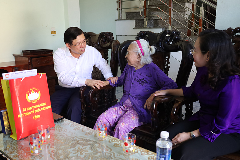 Đồng chí Phó Chủ tịch Ủy ban Trung ương MTTQVN Nguyễn Hữu Dũng thăm hỏi, chúc sức khỏe bà Hoàng Thị Khuê, thân nhân liệt sỹ tại phường Đức Ninh Đông, TP. Đồng Hới.